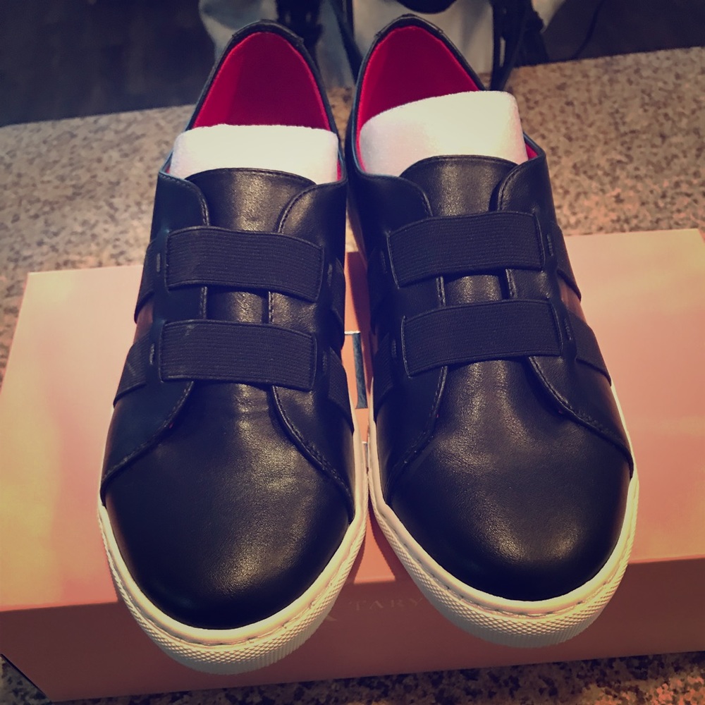 New in box Taryn Rose Sasha Sneaker